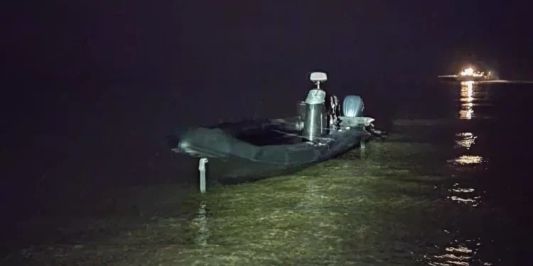 Una narcolancha varada en una playa de Valencia permite detener a tres miembros de una banda danesa