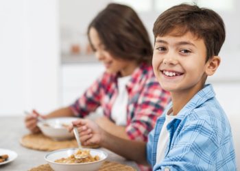 Una investigación científica reveló cuál es el alimento clave que deben comer los niños para ser más altos