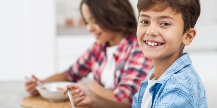 Una investigación científica reveló cuál es el alimento clave que deben comer los niños para ser más altos