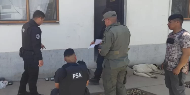 Escándalo en Gendarmería: detuvieron a 20 efectivos por cobrar sobornos a los tours de compras