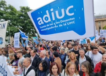 El gobierno convocó a gremios docentes a discutir paritarias para intentar desactivar la marcha universitaria