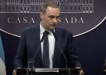 Adorni: “Cuando se levante el cepo no habrá pesos de más para comprar dólares”