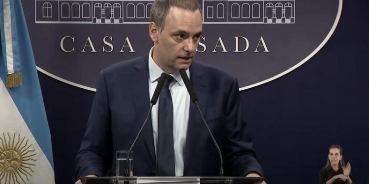 Adorni: “Cuando se levante el cepo no habrá pesos de más para comprar dólares”