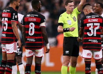 Alcaraz debutó en Flamengo y lo expulsaron