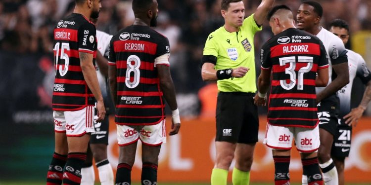 Alcaraz debutó en Flamengo y lo expulsaron
