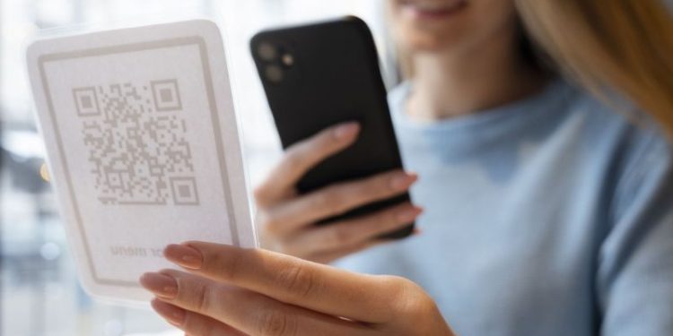 Antes dela tarjeta bimonetaria, billetera virtual lanza la opción de pagar en dólares con código QR