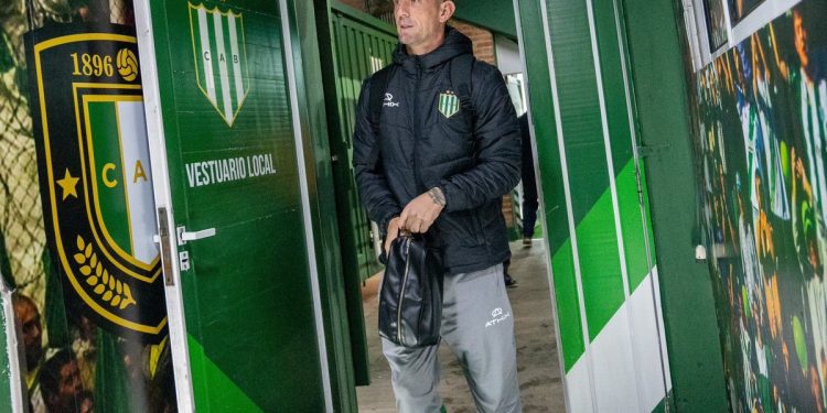 Banfield, que tiene que salir del fondo, recibe a Instituto que va por el lote de arriba