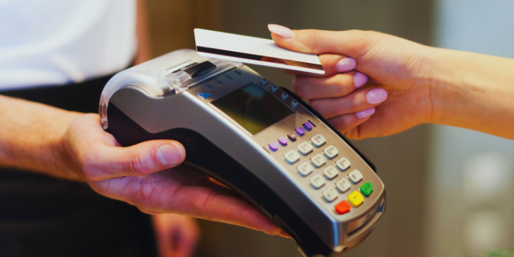 Cambiaron las tarjetas: la nueva disposición que afecta a todos los pagos ahora