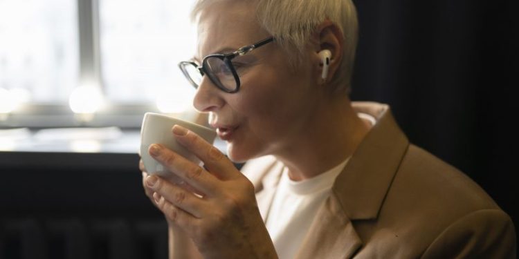 Chau café: la investigación científica que reveló qué efectos tiene esta bebida en las capacidades cognitivas después de los 60 años