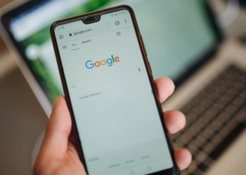Cómo desactivar el micrófono de tu celular para evitar que Google te escuche