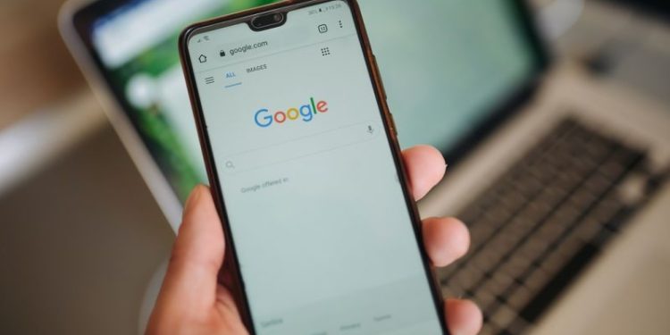 Cómo desactivar el micrófono de tu celular para evitar que Google te escuche