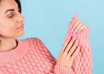 Cómo quitar las uñas semipermanentes en casa: los errores que debés evitar al retirar el esmalte