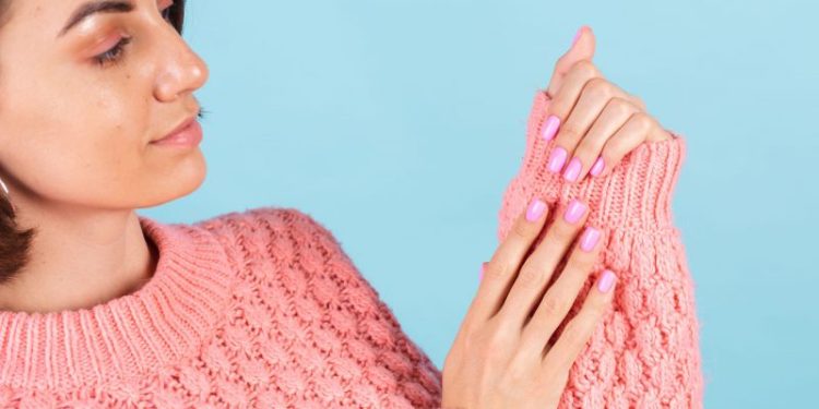 Cómo quitar las uñas semipermanentes en casa: los errores que debés evitar al retirar el esmalte