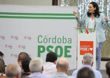 La líder del PSOE en Córdoba sortea la rebelión de alcaldes y portavoces con su integración en la lista al congreso federal