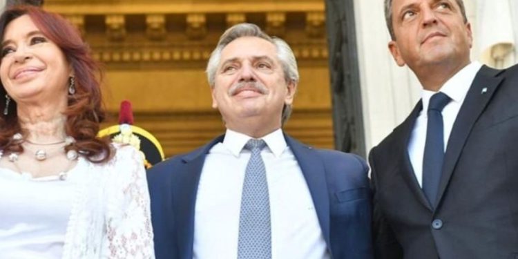 La ola del 2023: Llegó el tsunami por la “fiesta” de Alberto Fernández, CFK y Sergio Massa, la pobreza trepó al 52,9%