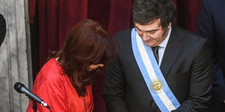 Crónica de las guerras sucias que se desatan en los entornos de Cristina y Milei