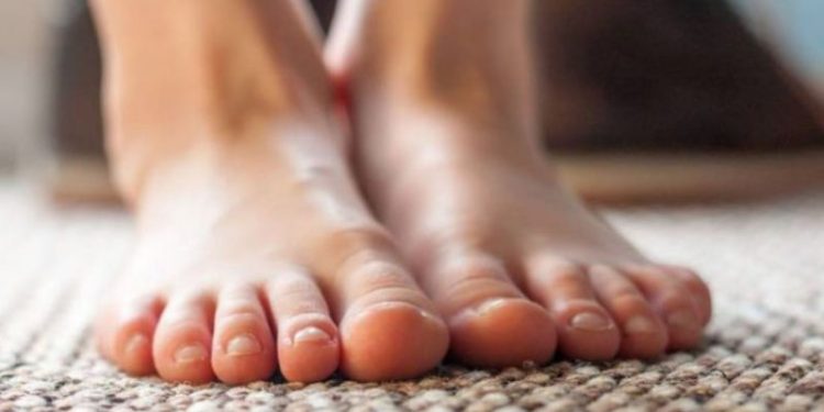 ¿Cuáles son los beneficios de caminar descalzo?