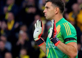 Cuando Dibu Martínez camina por la cornisa