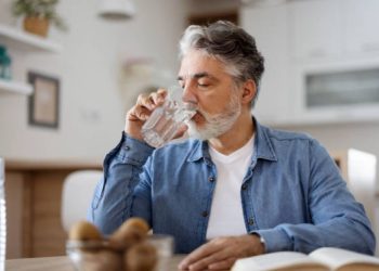 Cuánto líquido hay que tomar por día para estar saludable: qué dice la ciencia sobre el mito de los 8 vasos diarios