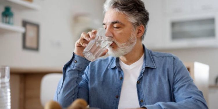 Cuánto líquido hay que tomar por día para estar saludable: qué dice la ciencia sobre el mito de los 8 vasos diarios