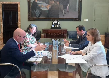 El delegado del Gobierno de Sánchez choca ahora con la presidenta de los municipios madrileños por la inseguridad