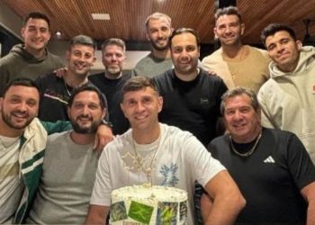 Dibu en su cumple: Musso, Pezzella y Acuña con la torta