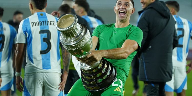 Dibu siendo Dibu: Martínez y la remake del gesto de la final del Mundial, ¡con la Copa América!