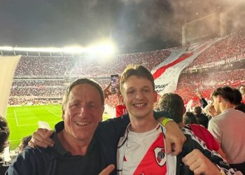 Dos británicos rendidos ante el aliento de la gente de River: “Es la mejor atmósfera de Sudamérica”