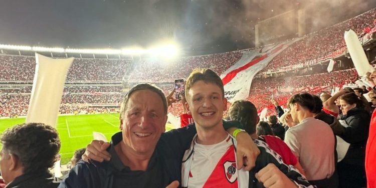 Dos británicos rendidos ante el aliento de la gente de River: “Es la mejor atmósfera de Sudamérica”