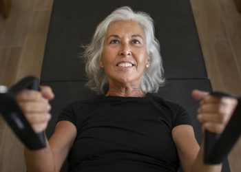 El ejercicio clave para bajar de peso después de los 50 años: cómo hacerlo de manera correcta