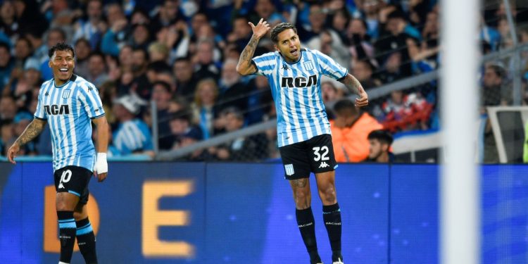 El golazo de Racing en la Sudamericana: a los 18 segundos y desde 25 metros