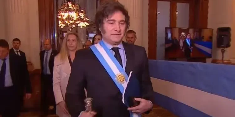 El saludo especial a Pagano, las chicanas opositoras y la presencia de Yuyito: el paso de Milei por el Congreso