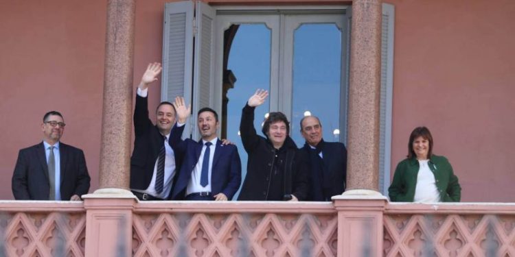 El superávit fiscal y la baja de la inflación, cueste lo que cueste