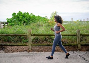 El tiempo ideal que hay que caminar para mejorar la circulación en las piernas y no sentir pesadez en las piernas