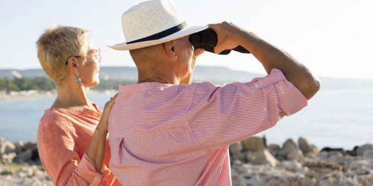 Emigrar después de los 60 años: las 4 razones por las que aconsejan ir a vivir al exterior después de jubilarte si tenés ahorros