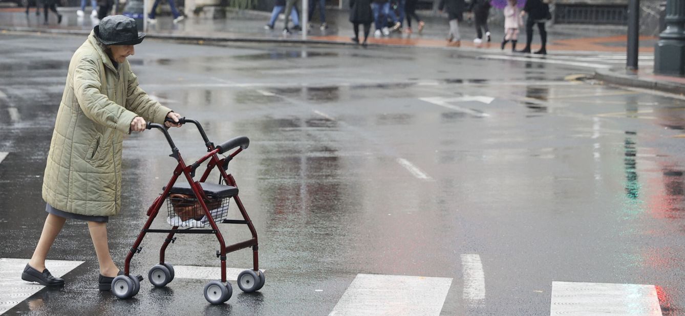 Una pensionista cruza un paso de cebra en Bilbao. (EFE/Luis Tejido) 