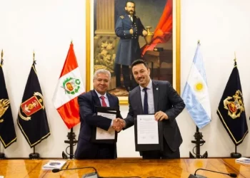 Con un barco y un avión para negociar, Luis Petri viajó a Perú por más equipamiento militar