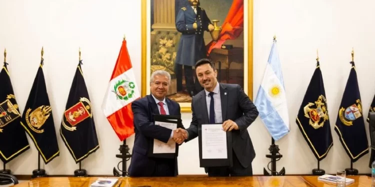 Con un barco y un avión para negociar, Luis Petri viajó a Perú por más equipamiento militar