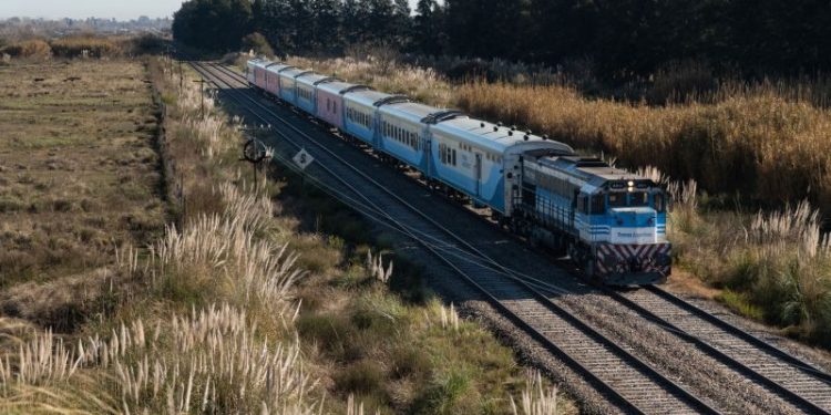 Fin de semana largo de octubre: dónde comprar los pasajes de tren a Mar del Plata y cuánto salen
