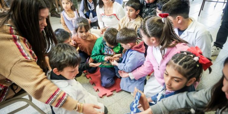 Ford invierte en educación y renueva 41 escuelas rurales en el país