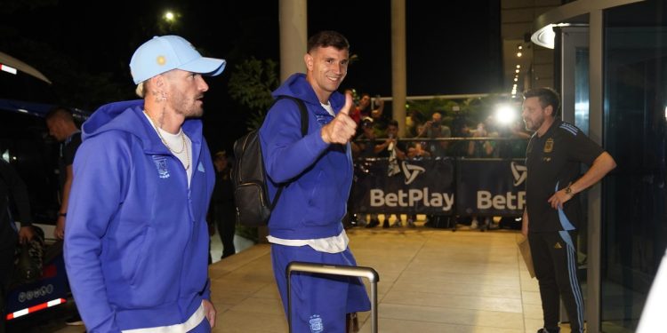 Furor por la Scaloneta: los colombianos aplaudieron al Dibu Martínez y a toda la Selección