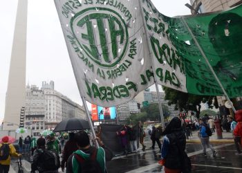 El Gobierno quiere congelar los salarios de estatales hasta fin de año: ¿qué pasará con los otros gremios?