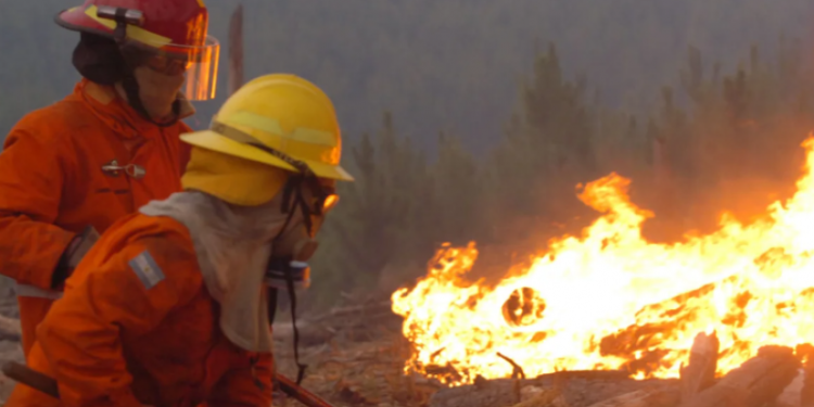 Incendios en Córdoba: los bomberos luchan contra tres focos en las sierras
