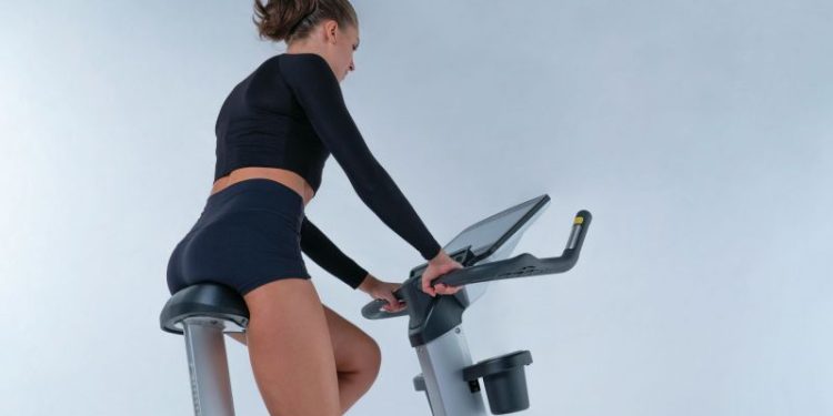 La bicicleta fija más barata entre las más vendidas de la Argentina: cuál es el precio y qué funciones tiene para entrenar y aprovechar los beneficios