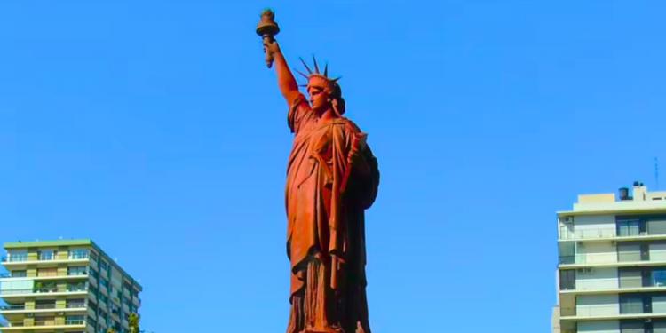 La estatua de la Libertad original está en Argentina: en qué barrio la encontrás y cuál es su historia