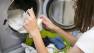 Los beneficios de usar vinagre a la hora de lavar la ropa y cuál es el tipo de vinagre que hay que poner
