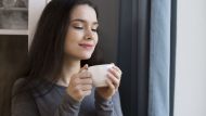 El té que te hace dormir mejor: cuál es el ingrediente natural que lleva y cómo prepararlo