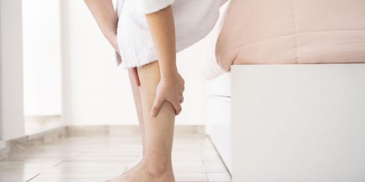 La infusión que mejora la circulación y elimina la pesadez en las piernas: la receta para prepararla