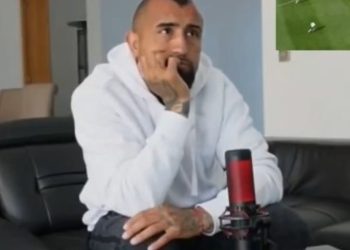 La reacción de Arturo Vidal por el gol de Lanzini ante Boca en el Súper