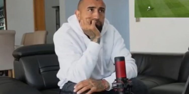 La reacción de Arturo Vidal por el gol de Lanzini ante Boca en el Súper